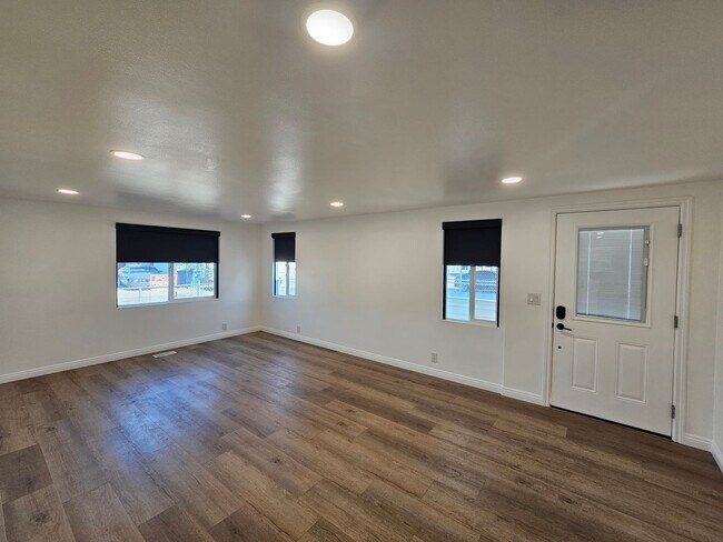 Building Photo - Stunning Remodeled 2-Bedroom, 2-Bath Home ...