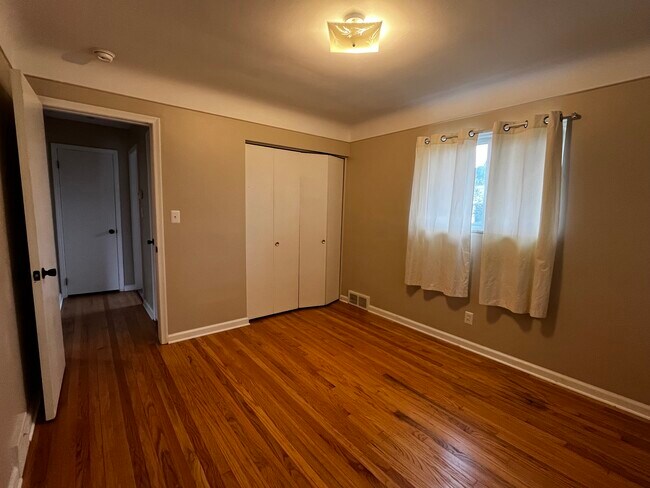 Dormitorio - 16170 Regina Ave