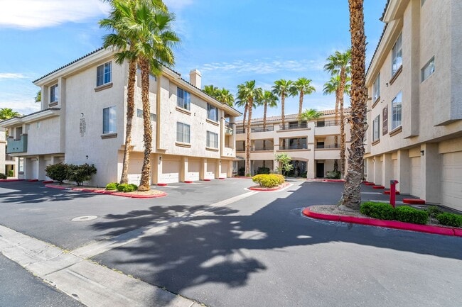 Foto del edificio - Modern Ground-Level Condo With A One Car Garage in Prime Southwest Location with Resort-Style Ame...