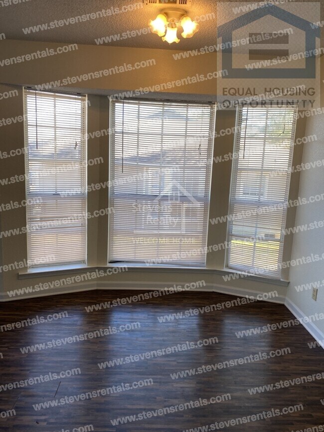 Building Photo - 457 Oriole Dr