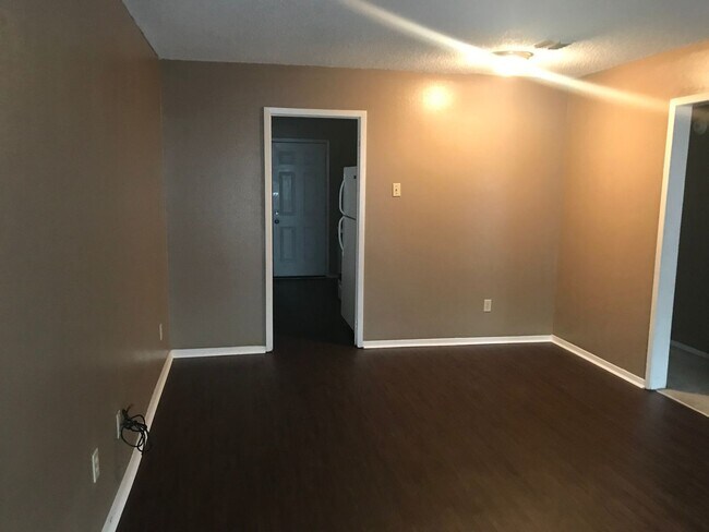 Building Photo - 401 Knollwood