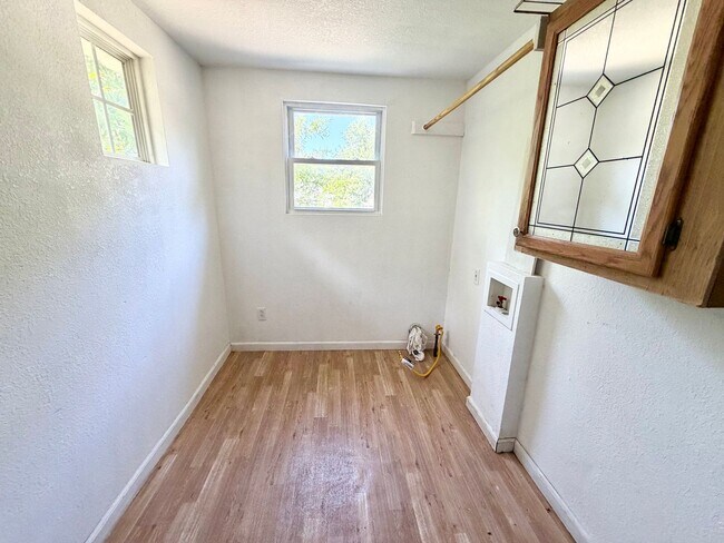 Building Photo - Charming 3BR in a Beautiful Park-Like Setting
