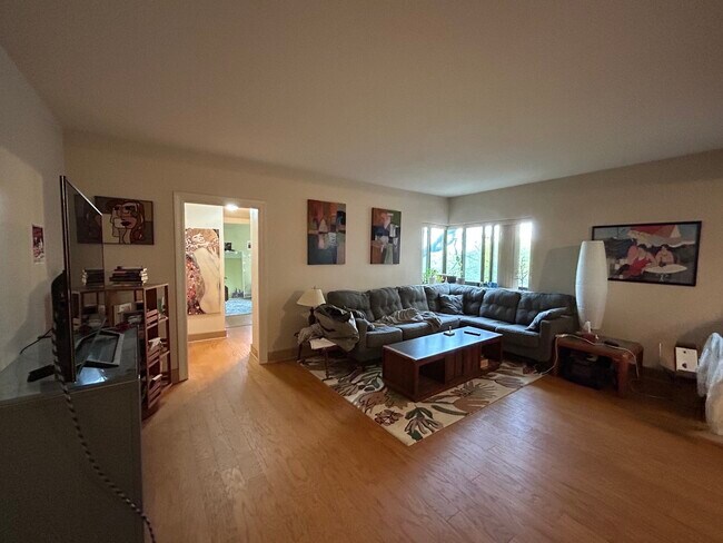 Foto del edificio - 5056 N Marine Dr