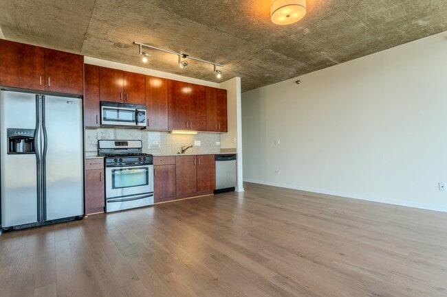Building Photo - 611 S Wells St