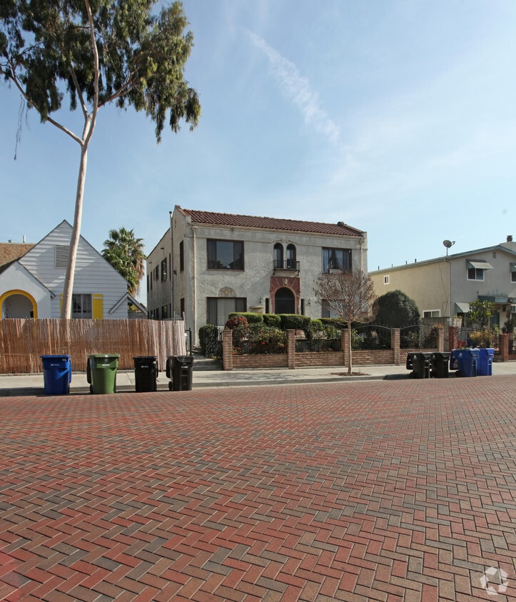 Primary Photo - 1416 L Ron Hubbard Way