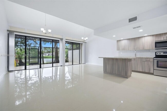 Foto del edificio - 10941 N Lakeview Dr