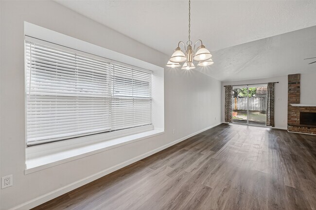 Building Photo - 22022 Kenlake Dr