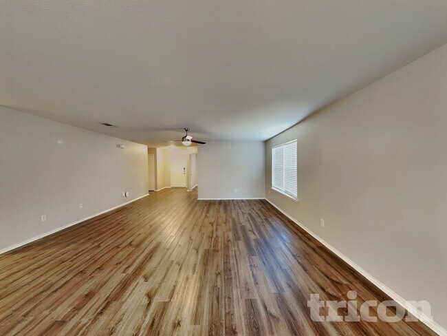 Foto del edificio - 208 Silver Spur Dr