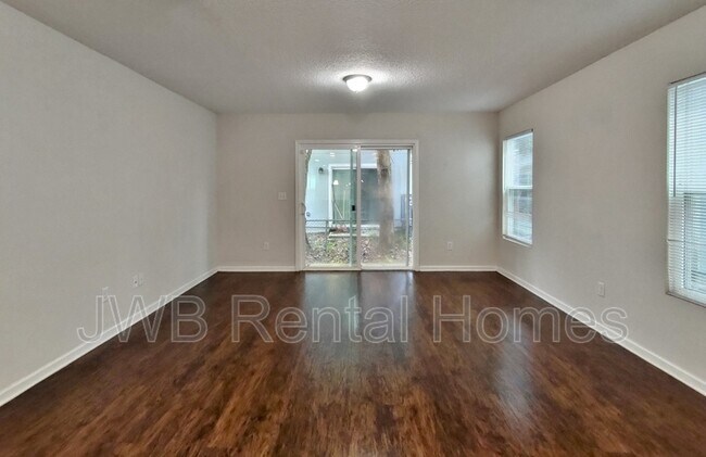 Foto del edificio - 8946 Dandy Ave