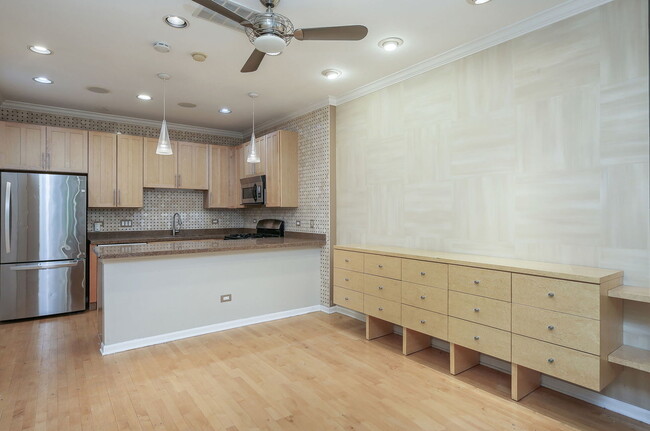 Foto del edificio - 1344 S Indiana Ave
