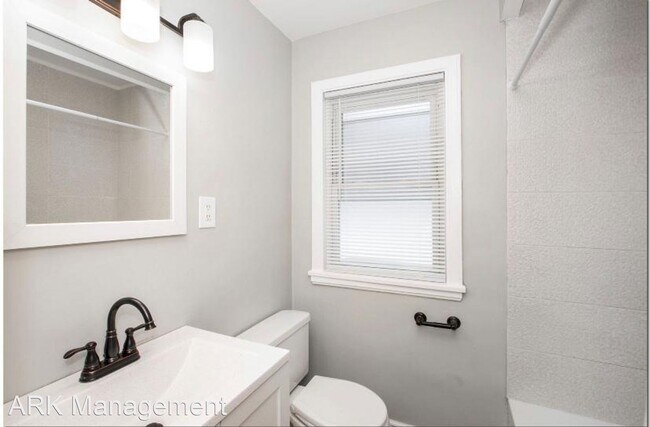 Building Photo - 3 br, 1.5 bath House - 1332 Dorsh