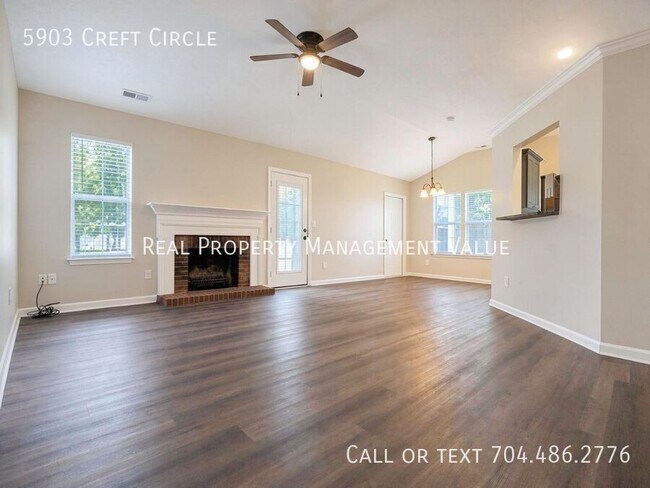 Foto del edificio - 5903 Creft Cir