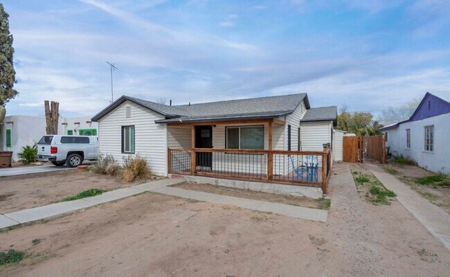 Foto del edificio - Remodeled 3 bed 2 bath home in Coolidge!