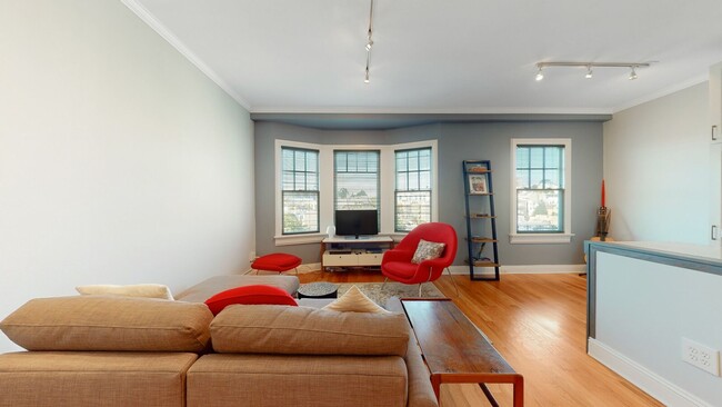 Building Photo - GORGEOUS PACIFIC HEIGHTS TOP FLOOR UNIT WI...