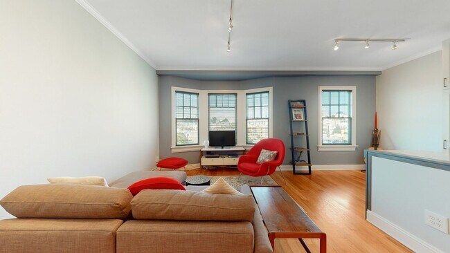 Foto del edificio - GORGEOUS PACIFIC HEIGHTS TOP FLOOR UNIT WI...
