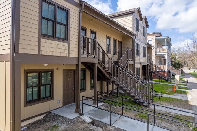 Building Photo - 215 E Waldburg St