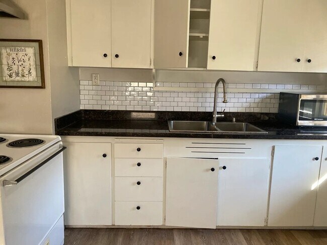 Building Photo - Charming 2-Bedroom Houghton Bungalow