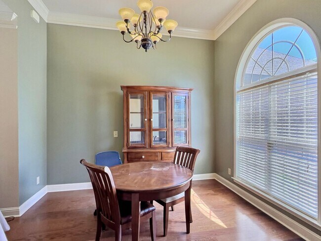 Foto del edificio - 4 Bed, 2 Full Bath Home w/ In-Ground Pool in Desirable Lake Forest!
