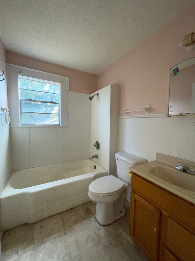 Building Photo - 532B Summer St