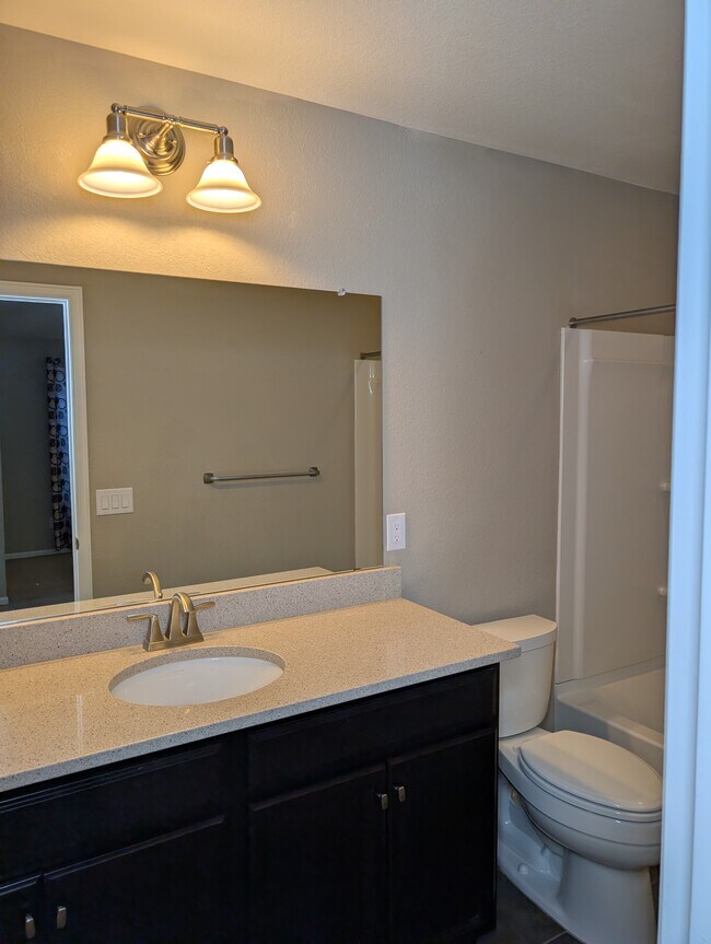 baño compartido - 6959 Joyce Ln