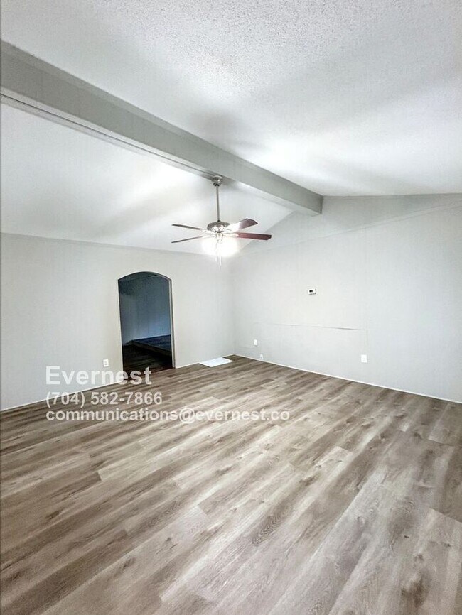 Foto del edificio - Lovely 3-Bedroom Home with Fenced Yard and...