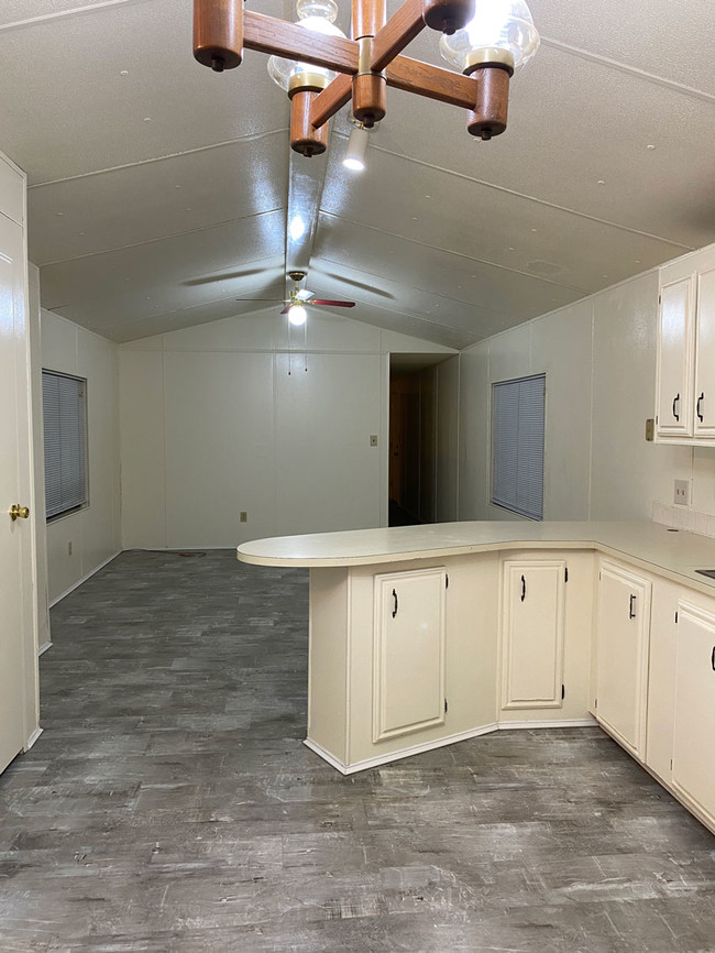 Building Photo - 6014 Chatham Dr