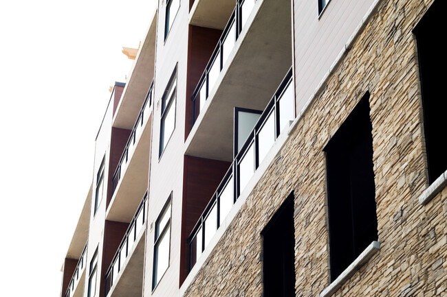 Building Photo - Mill Run Suites