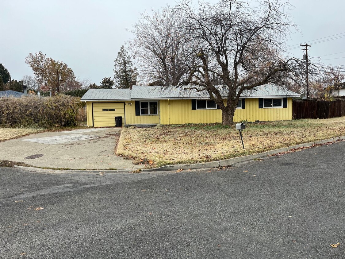 Foto principal - 3 bedroom house off of 40th Ave, Yakima