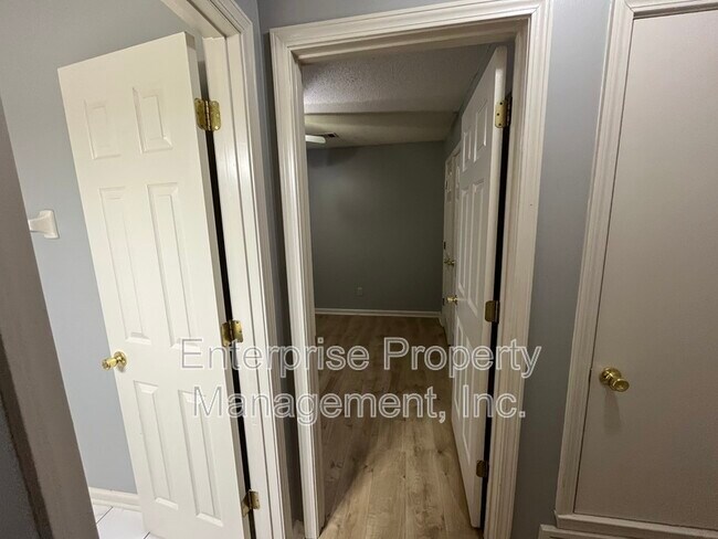 Foto del edificio - 6986 Parkbrook Ln