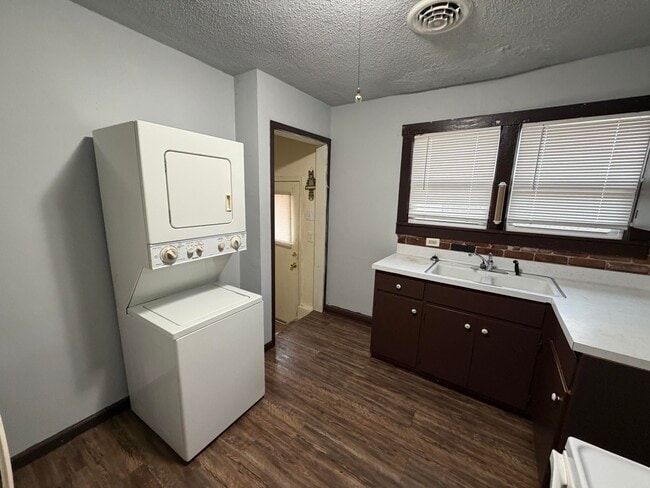 Building Photo - 602 English-W