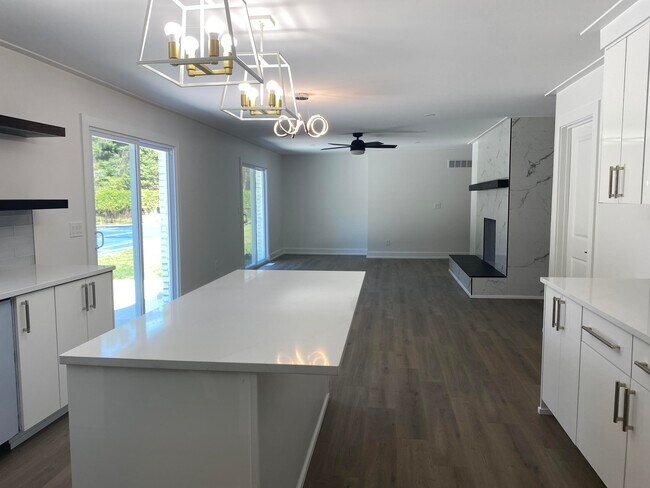 Foto del edificio - 18661 Laurel Dr
