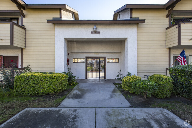 11120-11122 Arminta St - Maui Apartments