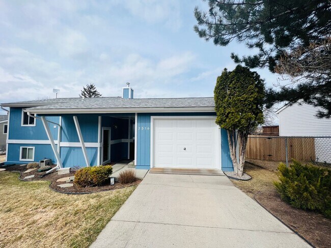 Building Photo - 2 Bed - Bonus Room - 1.5 Bath - Large Fenc...