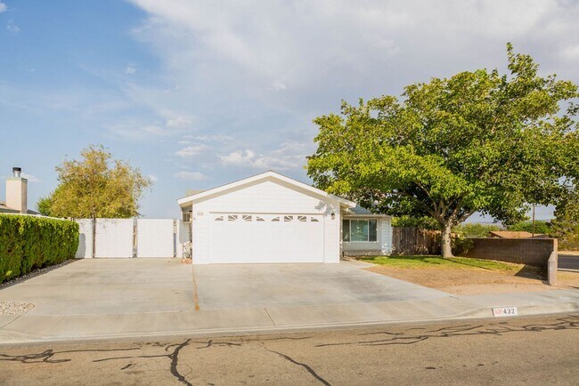 Building Photo - Charming 3 bed, 2 bath home AVAILABLE for ...