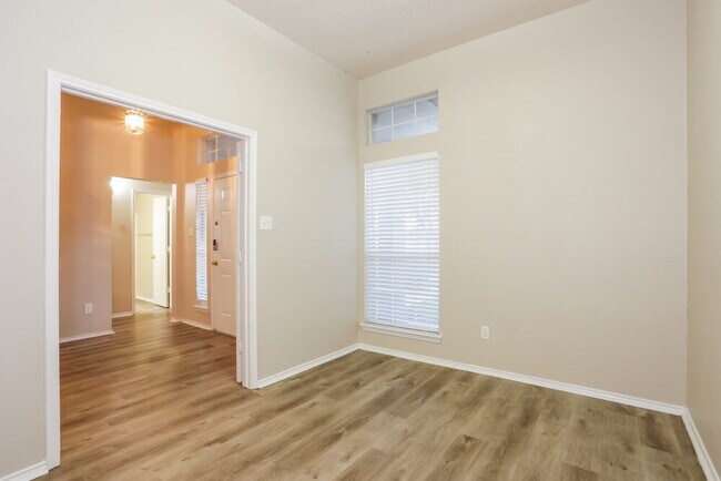 Foto del edificio - 216 Stone Creek Blvd