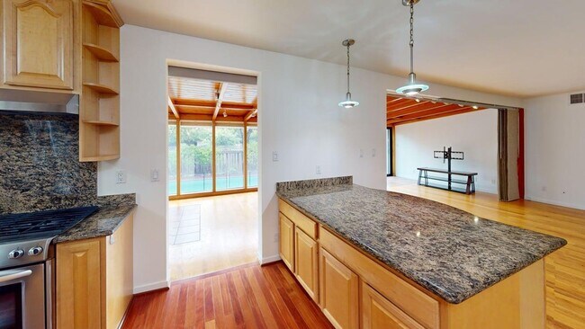 Foto del edificio - Sunny Greenbrae Single-Level with Pool + K...