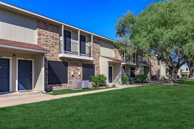 HERMOSOS EXTERIORES DE LADRILLO EN APARTAMENTOS DE MADERA PARA ALQUILAR EN BRYAN, TX. - Wood Trails Apartments