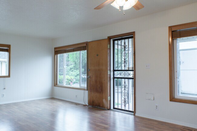 Building Photo - 28 SE 56th Ave