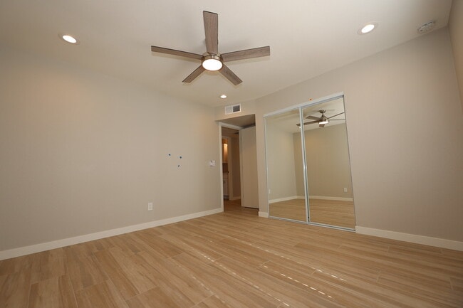 Building Photo - 476 E Linda Ave