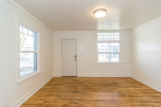Living room - 556 W Fremont St
