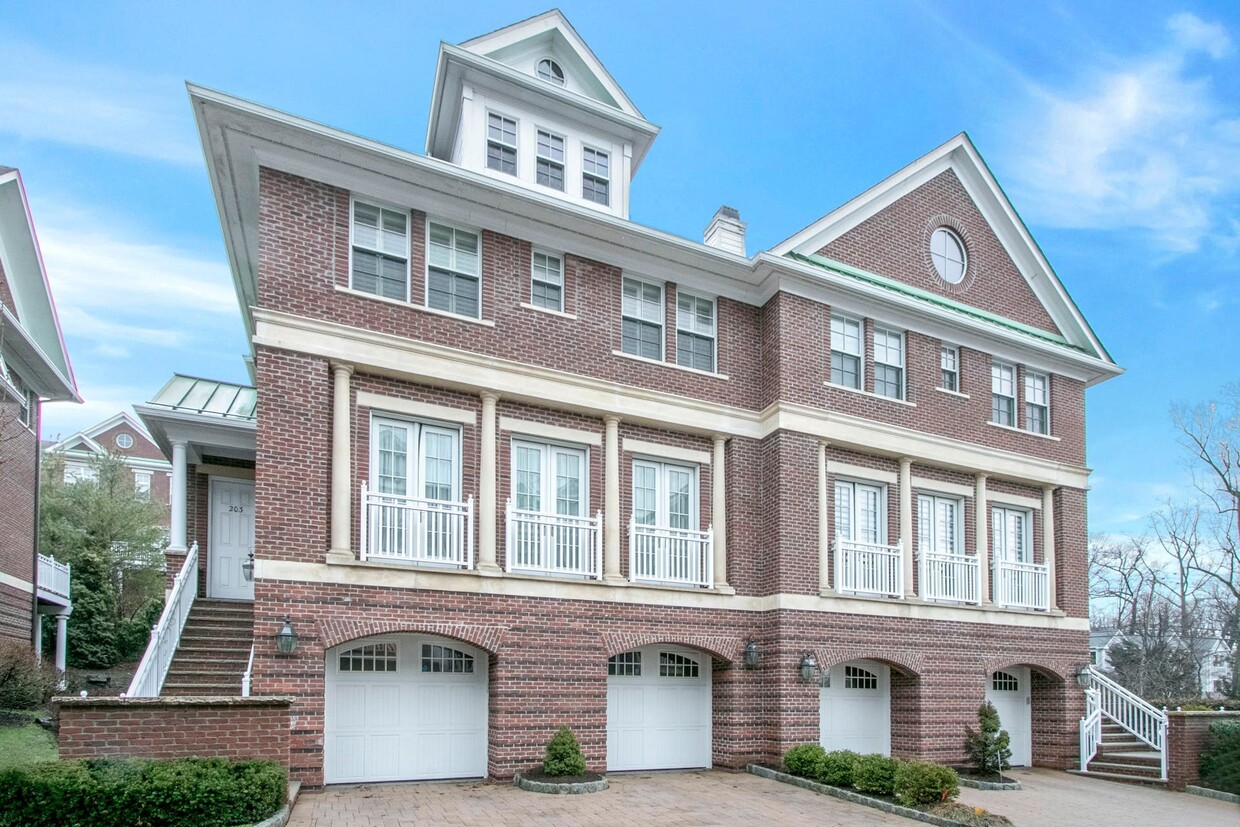Primary Photo - 203 Heights Ln