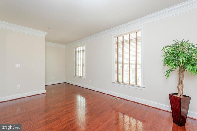 Foto del edificio - 4911 Rushing River Dr