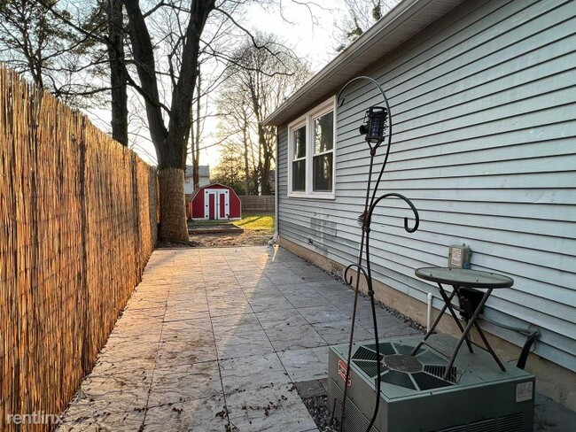 Building Photo - 3 br, 1 bath House - 45 Walnut St