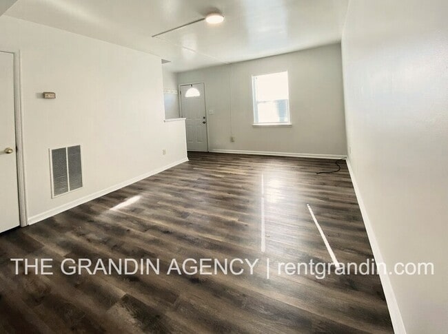 Building Photo - 3123 Round Hill Avenue Northwest