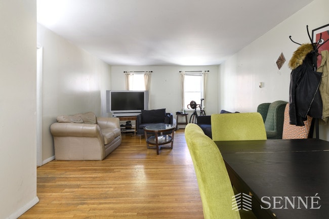 Building Photo - 3 Bd, 2 Bath, Natural Light