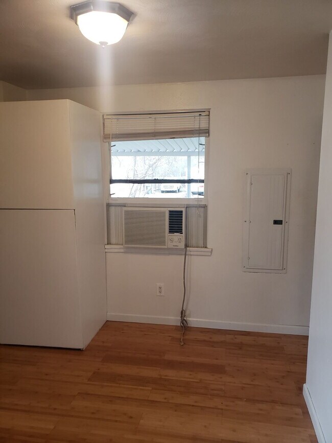 Building Photo - 3B1BA home, 956sqft, available 1/8/2027, large partially fenced yard, 2 shop spaces, carport and ...