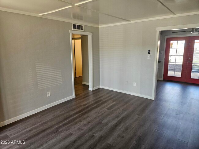 Building Photo - 324 W Pasadena Ave