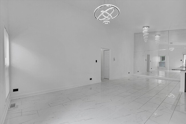 Building Photo - 1645 Estate Cir