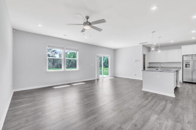 Building Photo - PRICE DROP! Spacious Westbriar Woods Home ...