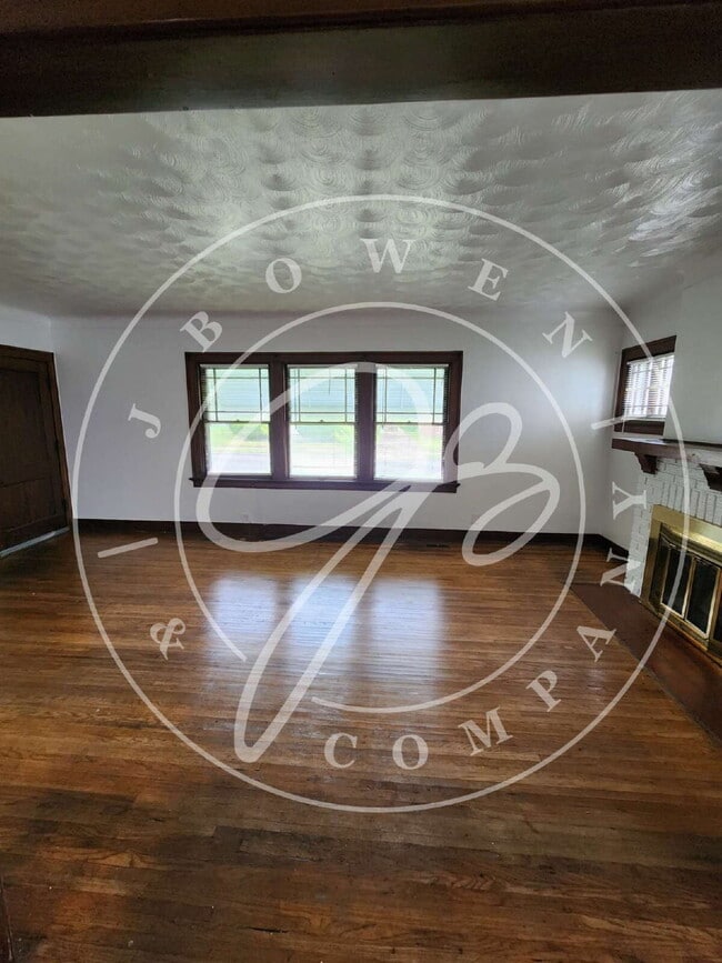 Building Photo - 3 bed 1 bath lower duplex with so much space!